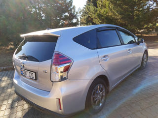 Toyota Prius v foto 9