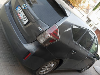 Toyota Prius v foto 3