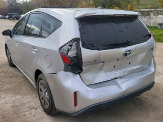 Toyota Prius v foto 5