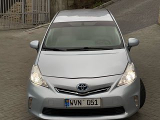 Toyota Prius v foto 2