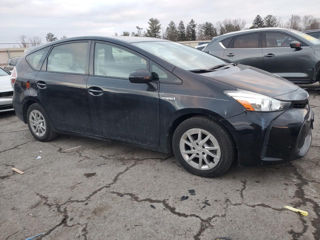 Toyota Prius v foto 4