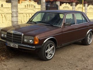 Mercedes Series (W123) foto 1