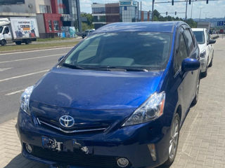 Toyota Prius v foto 1