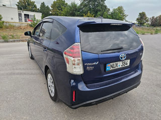 Toyota Prius v foto 4