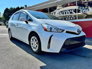 Toyota Prius v foto 9