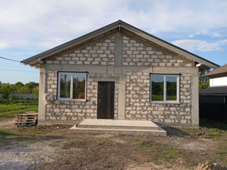 Casa noua,s.Magdacesti amplasata pe 6.5 ari , 100 de metri de la traseul Chisinau - Orhei. Urgent.