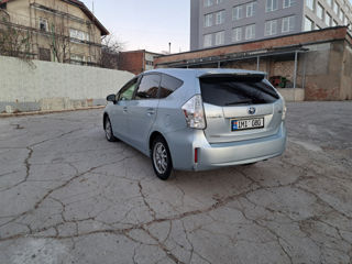 Toyota Prius v foto 2