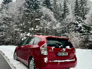 Toyota Prius v foto 7