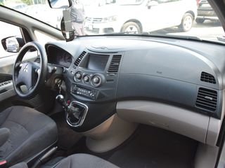 Mitsubishi Grandis foto 8