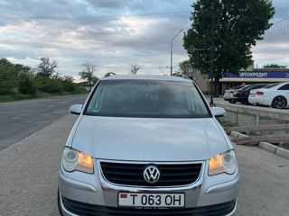 Volkswagen Touran foto 2