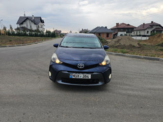 Toyota Prius v foto 1