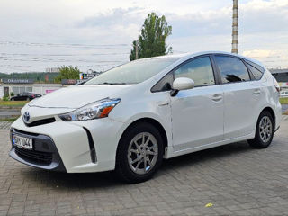 Toyota Prius v foto 2