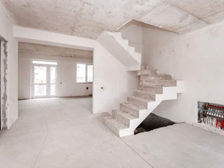 TownHouse ; 200 m2 ; Ciocirliei foto 3