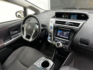 Toyota Prius v foto 8