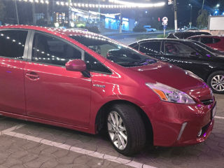 Toyota Prius v foto 2