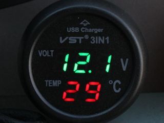 Вольтметр-термометр и зарядное usb 12/24v. 3 в 1 Прибор измеряет температуру от минус 30 до +70*С foto 3