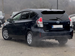 Toyota Prius v foto 5