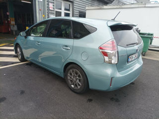 Toyota Prius v foto 3