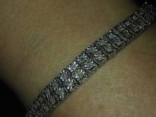 Срочно продаеться красивый и стильный браслет женский с бриллиантами,есть еще сережки от комплекта . foto 1