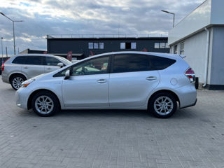 Toyota Prius v foto 5