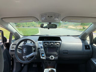 Toyota Prius v фото 6