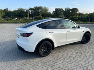 Tesla Model Y foto 3