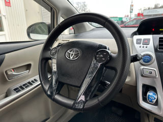 Toyota Prius v foto 11