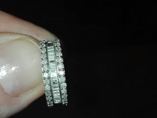 Срочно продаеться красивый и стильный браслет женский с бриллиантами,есть еще сережки от комплекта . foto 2