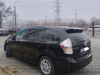 Toyota Prius v foto 3