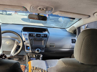 Toyota Prius v foto 9