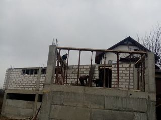 Brigada executa lucrari de constructiea caselor din fundatie. foto 7