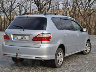 Toyota Avensis Verso foto 4