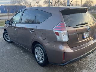 Toyota Prius v foto 4