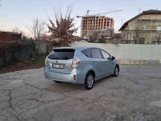 Toyota Prius v foto 4