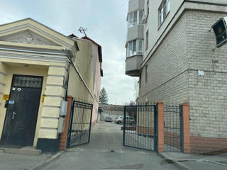 Продается приватизированный гараж сектор Центр ул. Eminescu угол Bucuresti 30,1 m2, идеален.