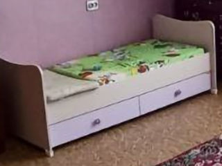 Детская кровать и тумбочка