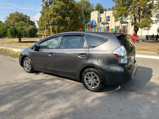 Toyota Prius v foto 2