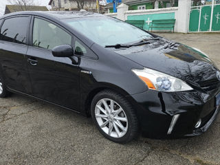 Toyota Prius v foto 2