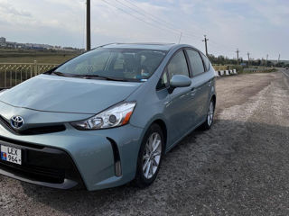 Toyota Prius v foto 2