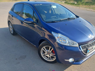 Peugeot 208 foto 2