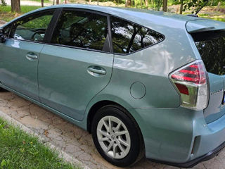 Toyota Prius v foto 6