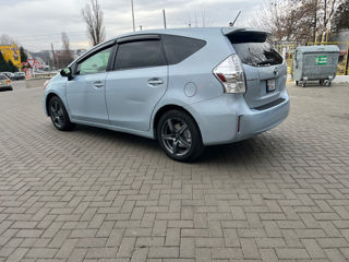 Toyota Prius v foto 4