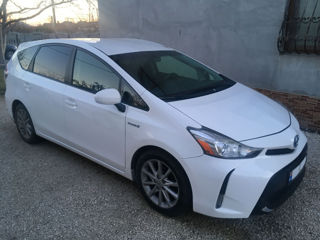 Toyota Prius v foto 2