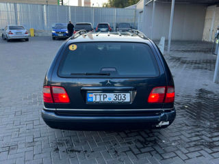 Mercedes E-Class Wagon foto 4