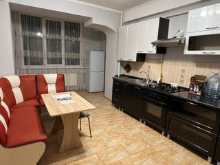 Apartament cu 2 camere, 83 m², Botanica, Chișinău foto 2