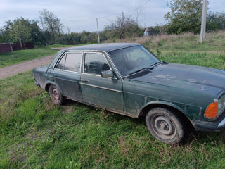 Mercedes Series (W123) foto 2