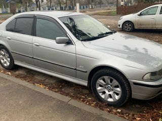 BMW 5 Series foto 2