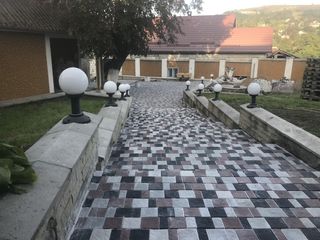 Amenajam cu pavaj : ograzi , drumuri, parcari zone industriale.