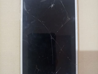 iPhone 6s la piese. Ecranul e spart.