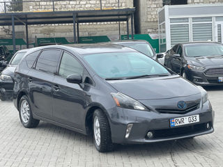 Toyota Prius v foto 4